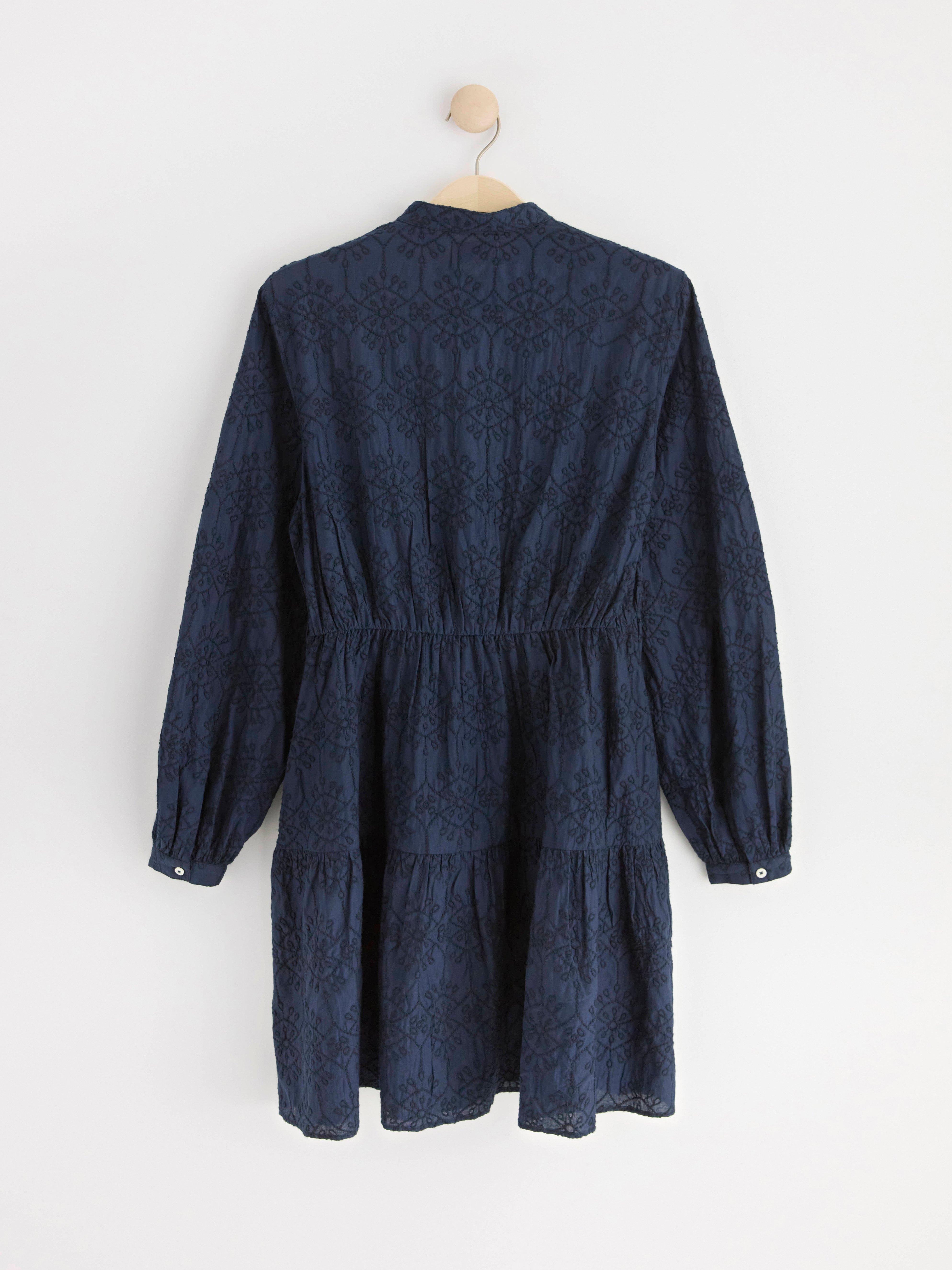 Långärmad miniklänning med broderi