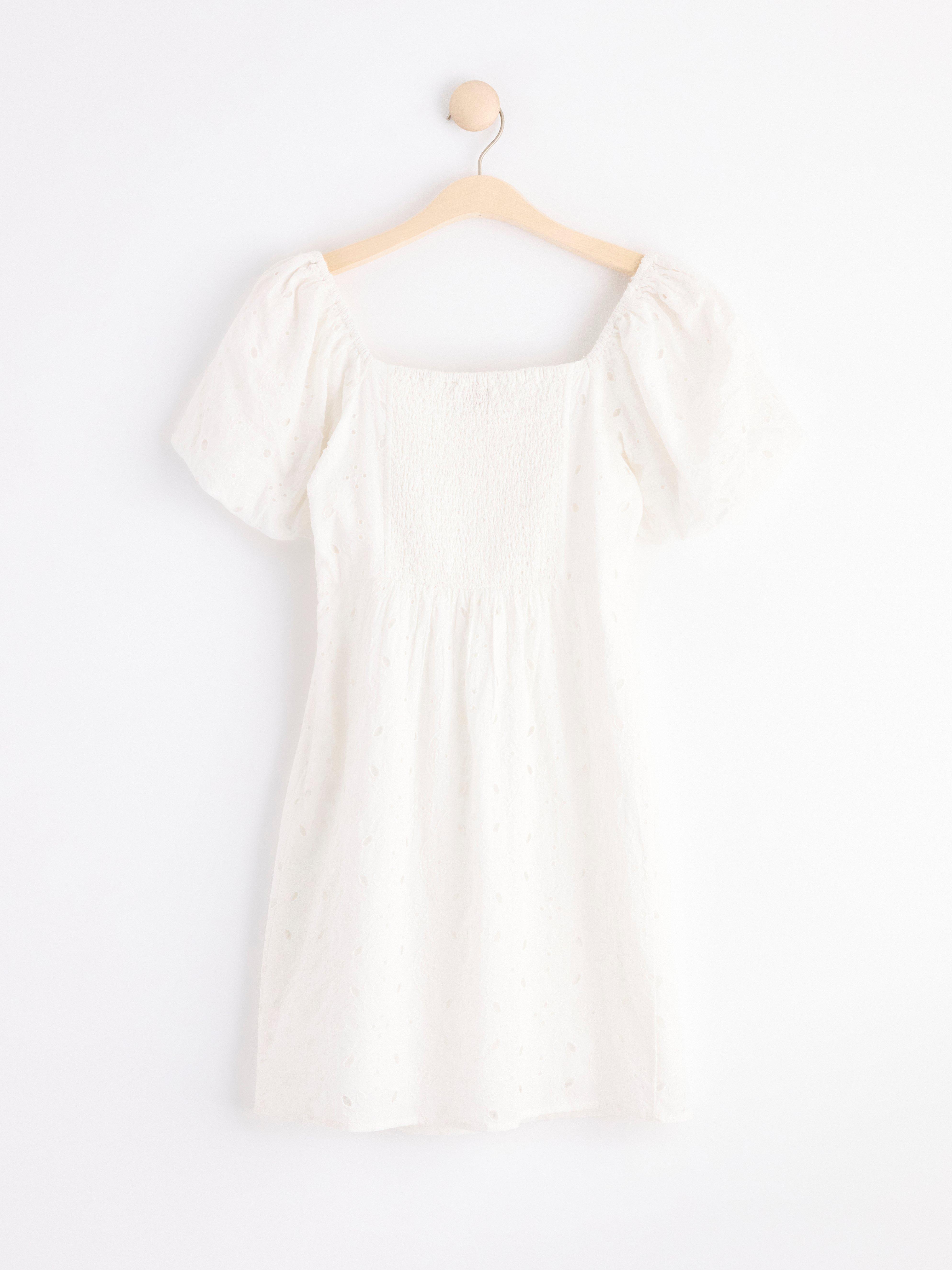 Klänning med broderie anglaise