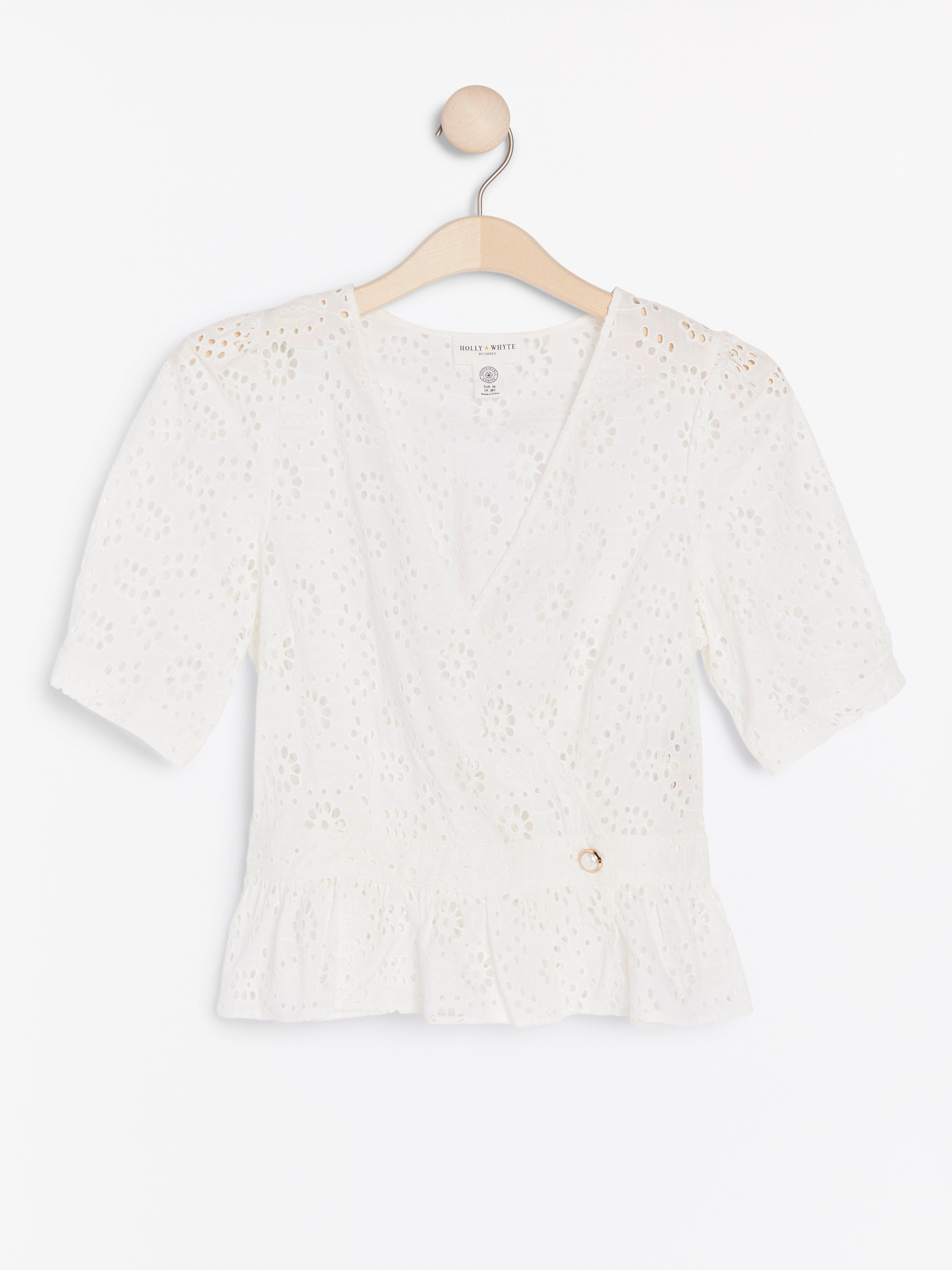 Vit omlottblus med broderie anglaise