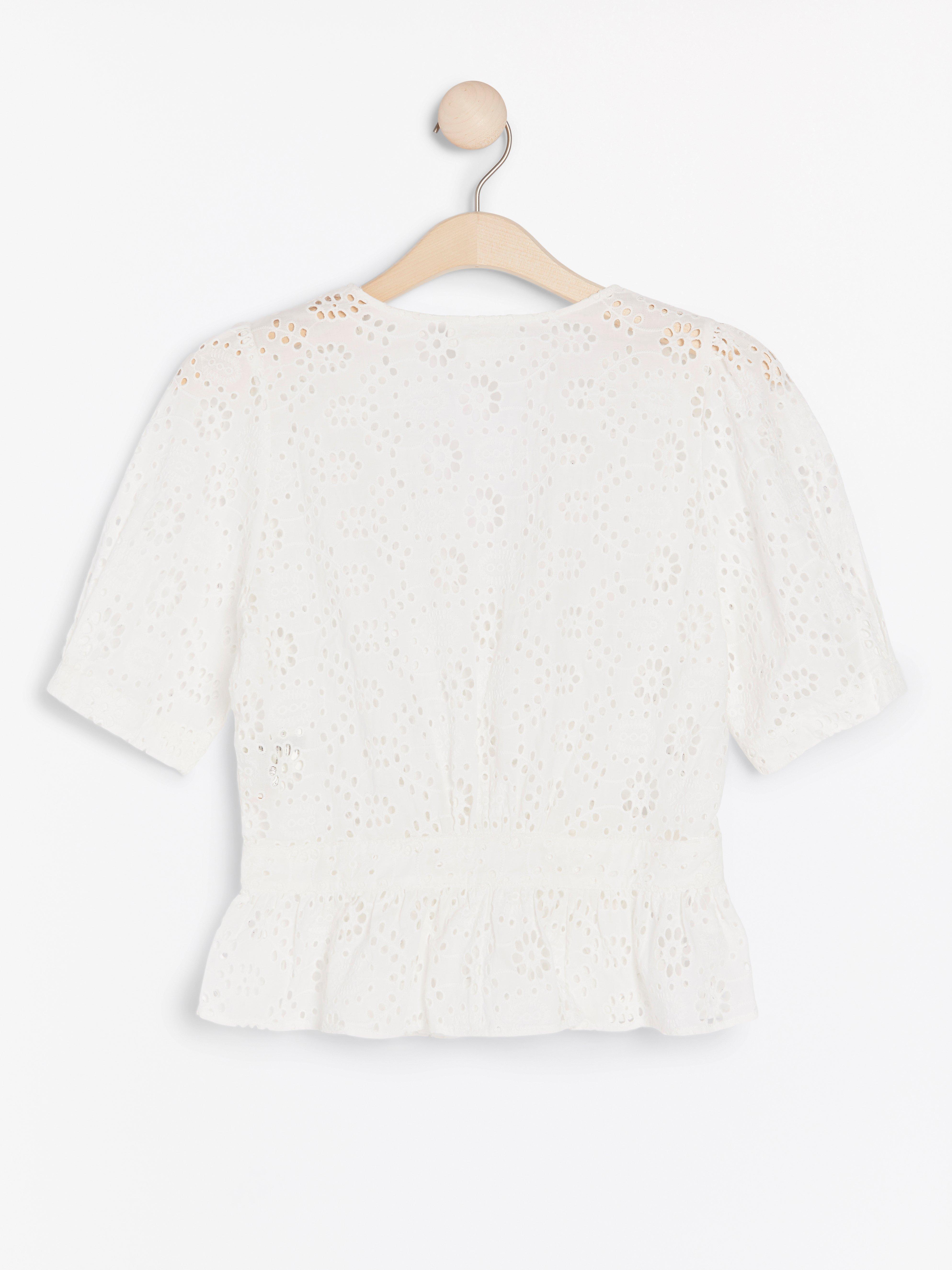 Vit omlottblus med broderie anglaise