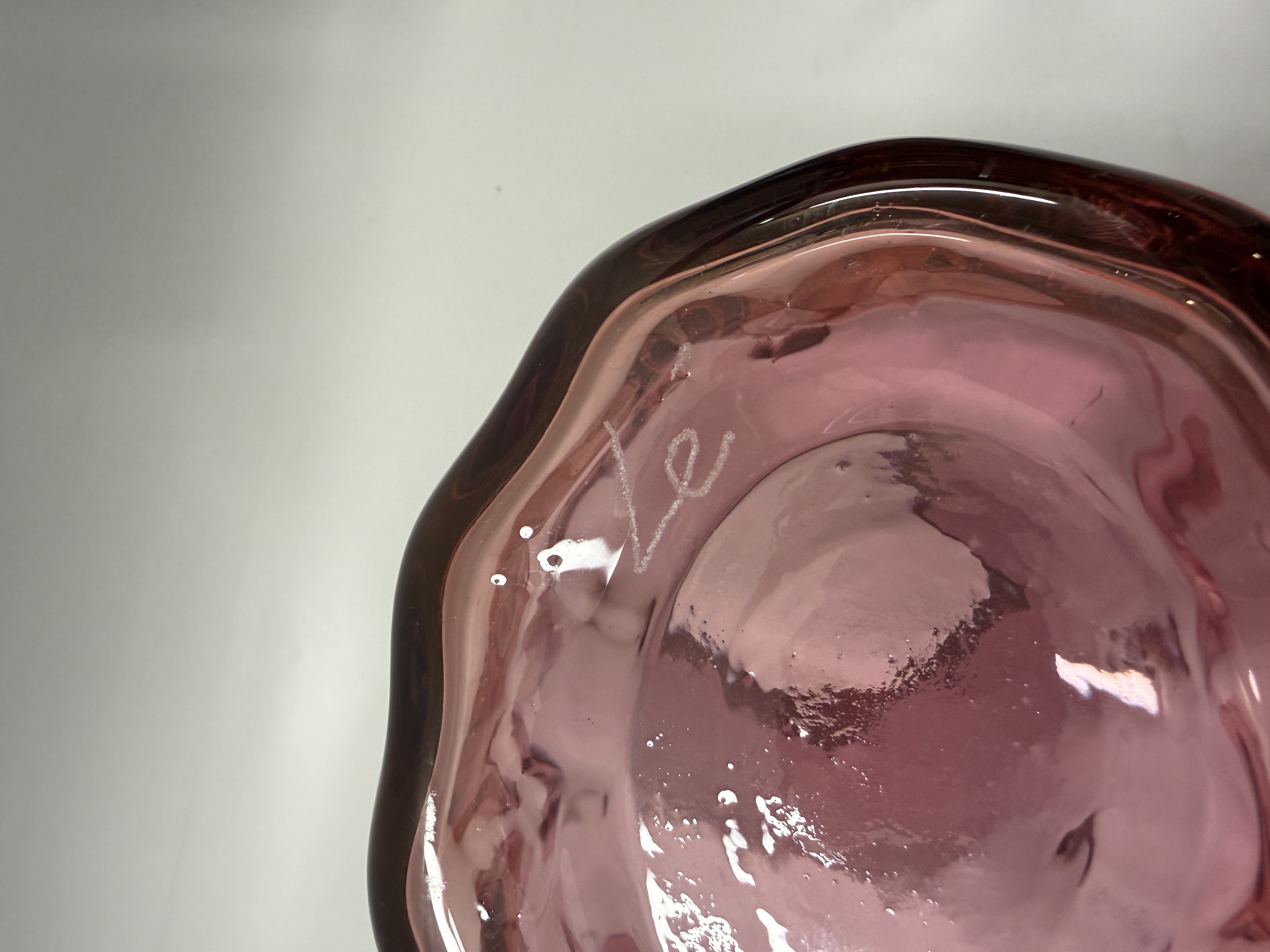 Lisa Hartwig Ericson rosa handblåst glasvas med oregelbunden form