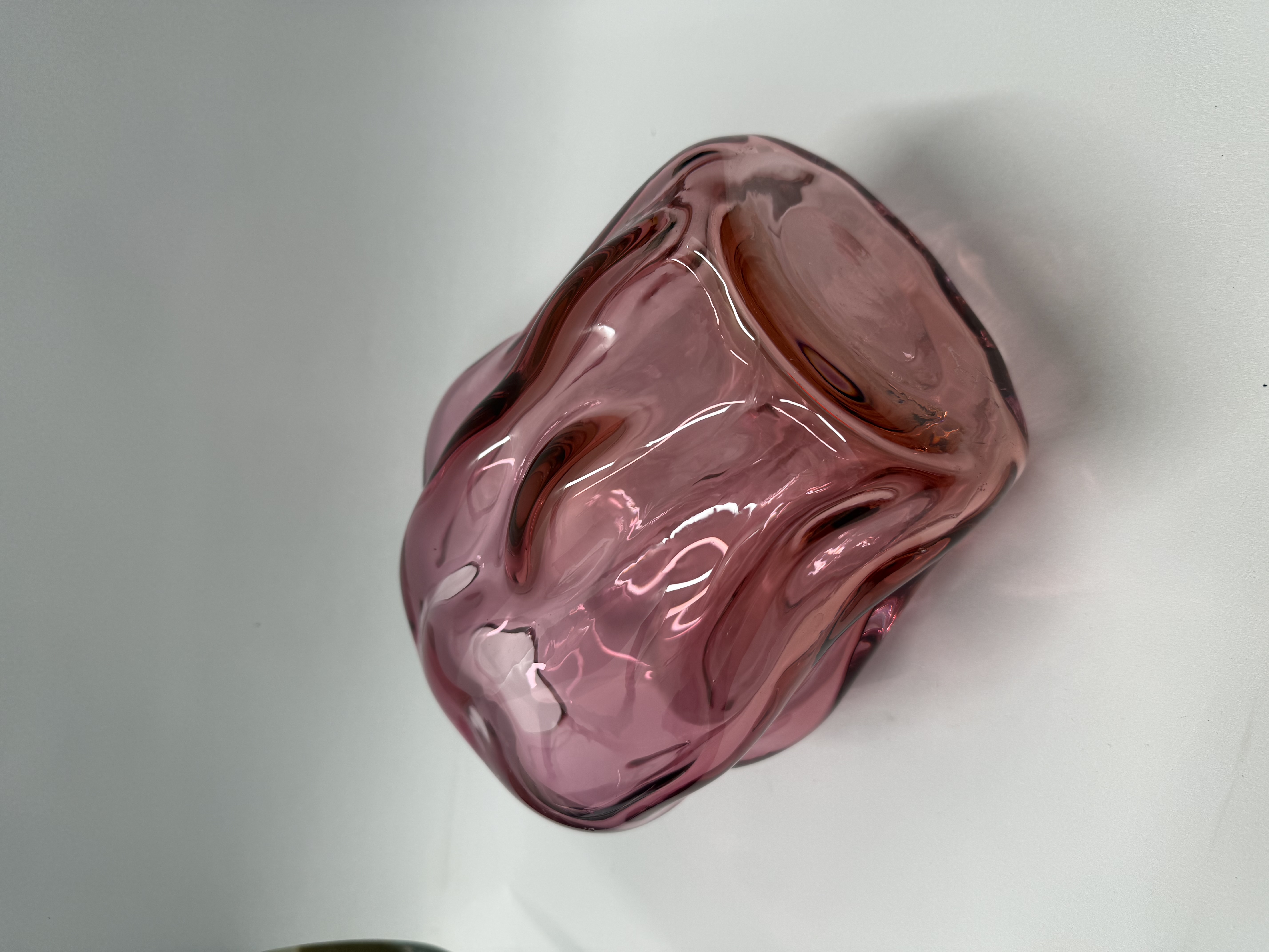 Lisa Hartwig Ericson rosa handblåst glasvas med oregelbunden form
