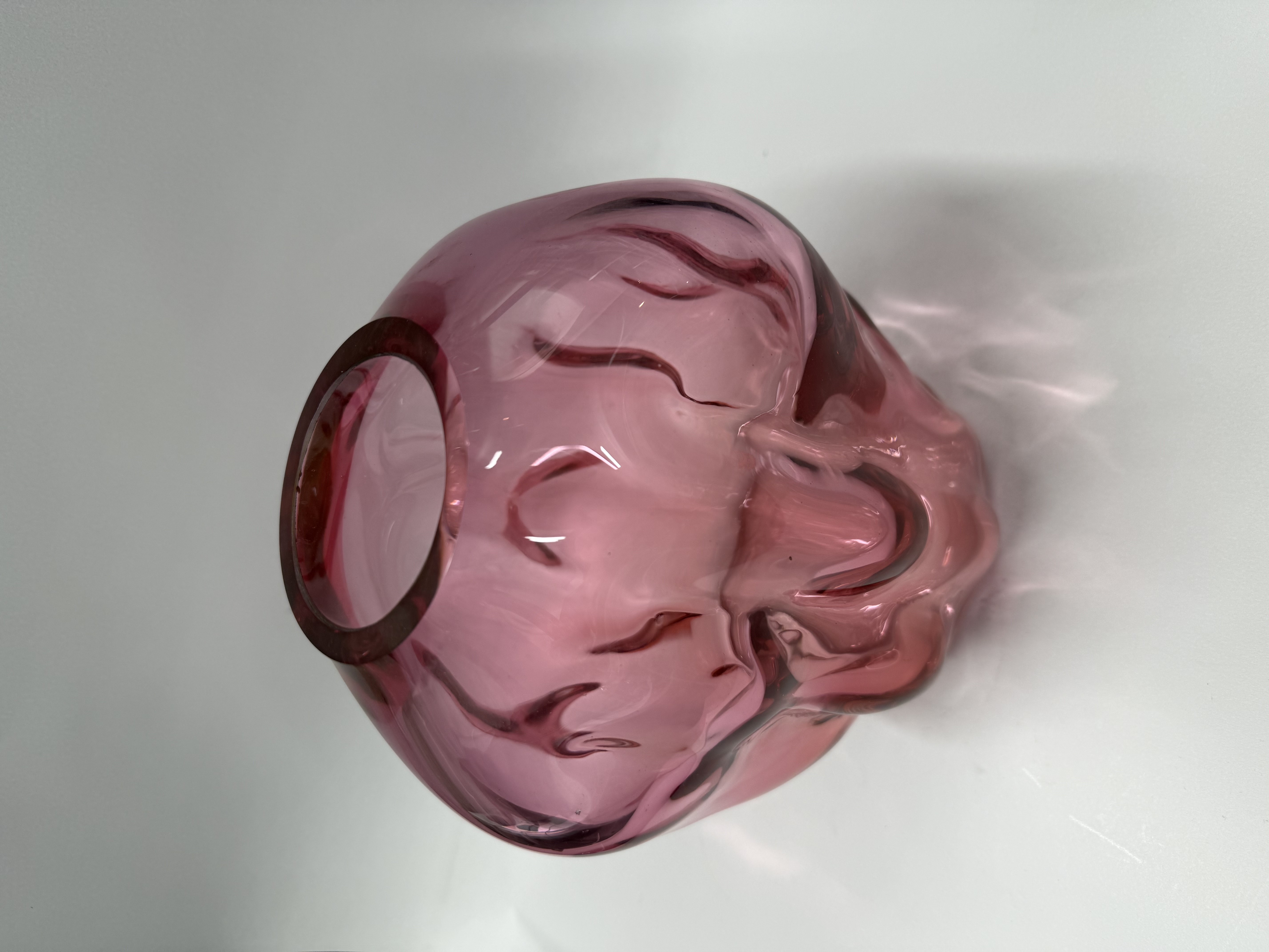 Lisa Hartwig Ericson rosa handblåst glasvas med oregelbunden form